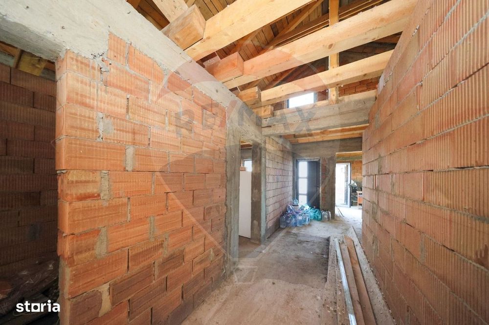 Duplex  la roșu cu 2 apartamente - 6 camere, terase generoase și curte