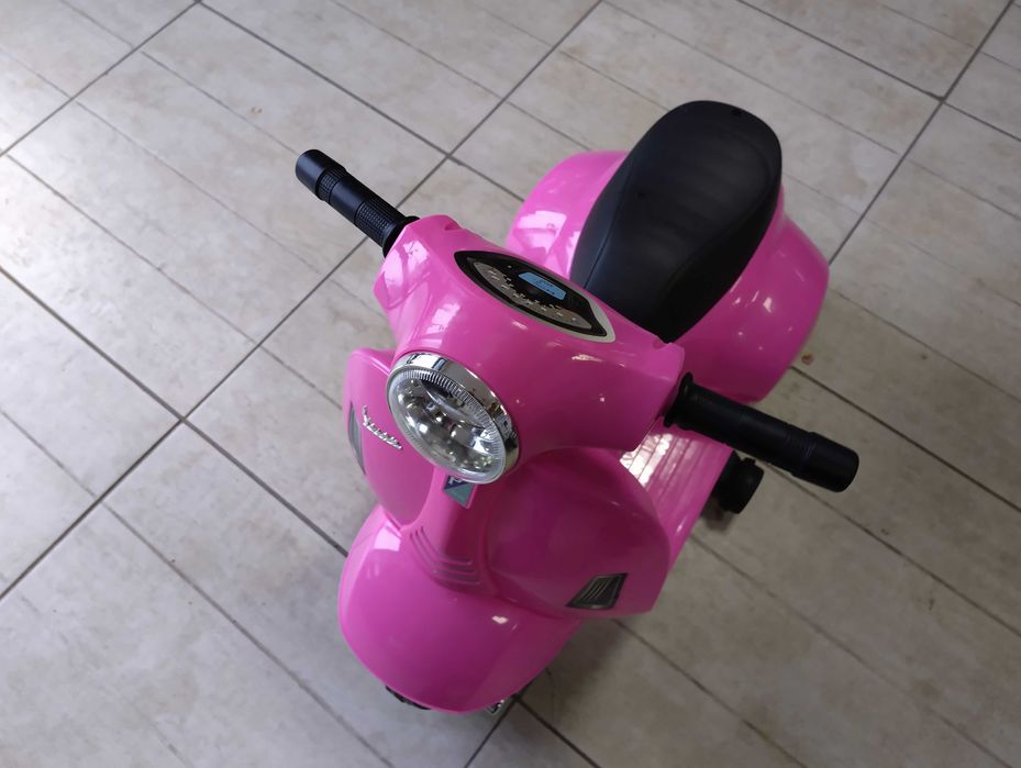 Розов акумулаторен мотор Vespa GTS Sport