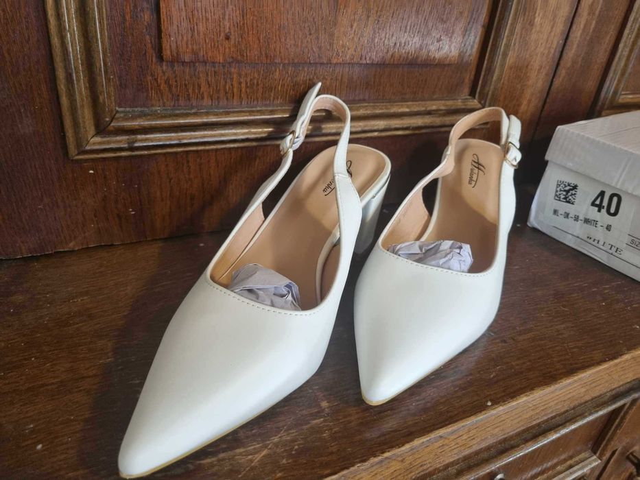 Бели елегантни обувки