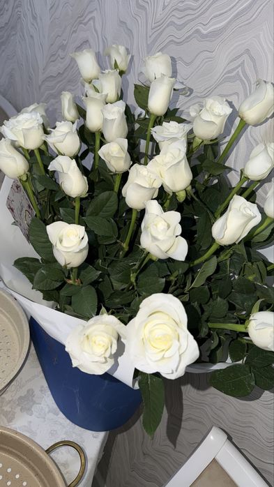 белые розы 33шт в коробке