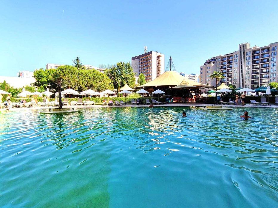ТОП ЛОКАЦИЯ | Комплекс Royal Beach Barcelo Втора линия с три басейна и голяма тераса