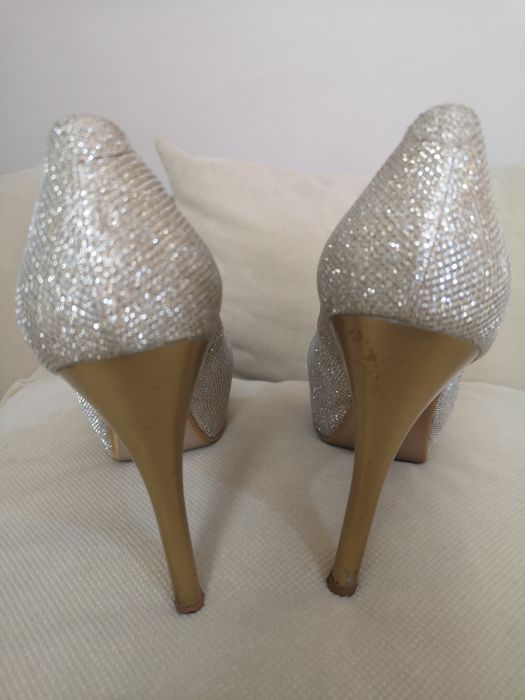 Дамски елегантни обувки, различни модели.
