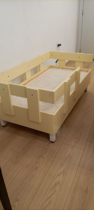 Детско легло с матрак в стил Монтесори, с матрак