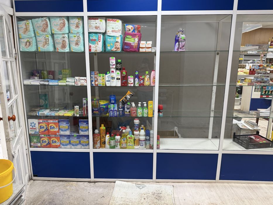 Продам витрину стеклянную недорого 4 метра