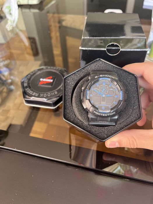 G - shock , черно със синьо.