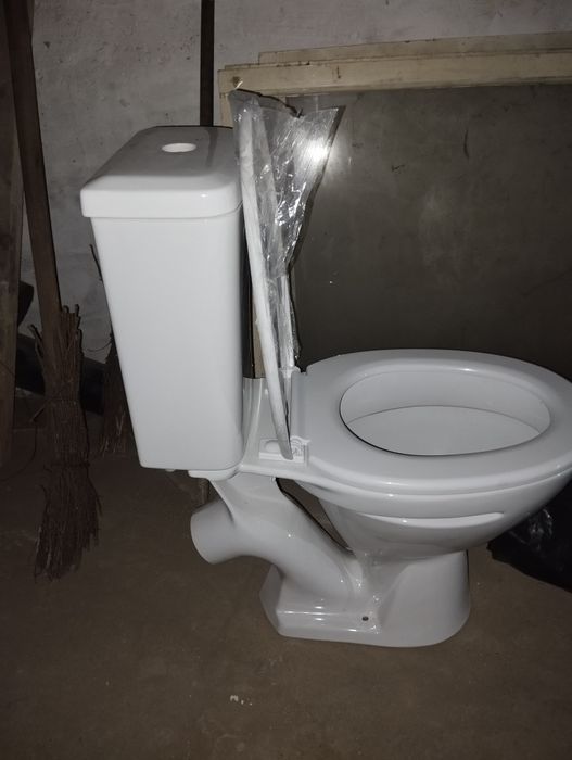 Продам новый унитаз со всеми вещами