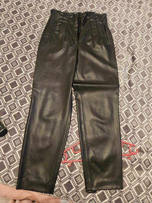 Pantaloni piele Zara,mari.ea M