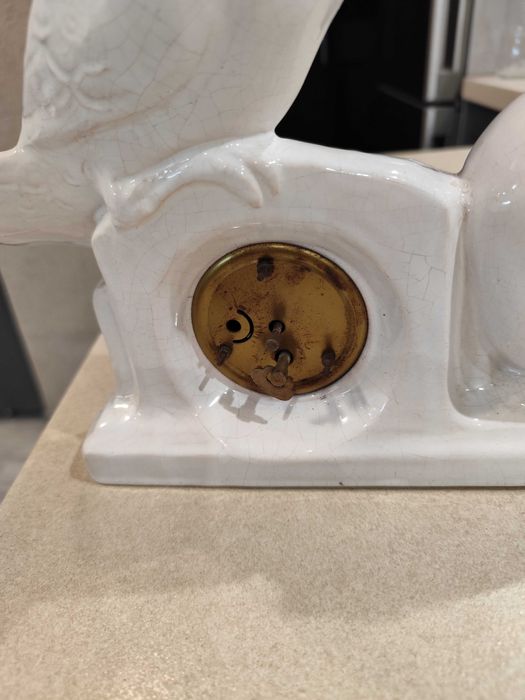 порцеланов часовник със гълъби