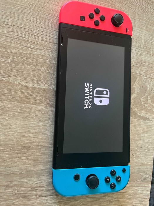 Nintendo Switch 1 в комплект с игри и калъф, като нов