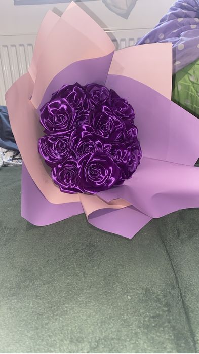 Realizez buchete din trandafiri din satin