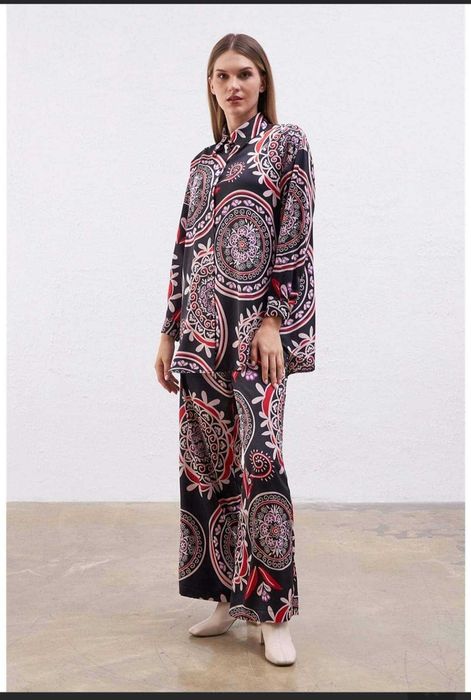 Комплект с панталон и риза.