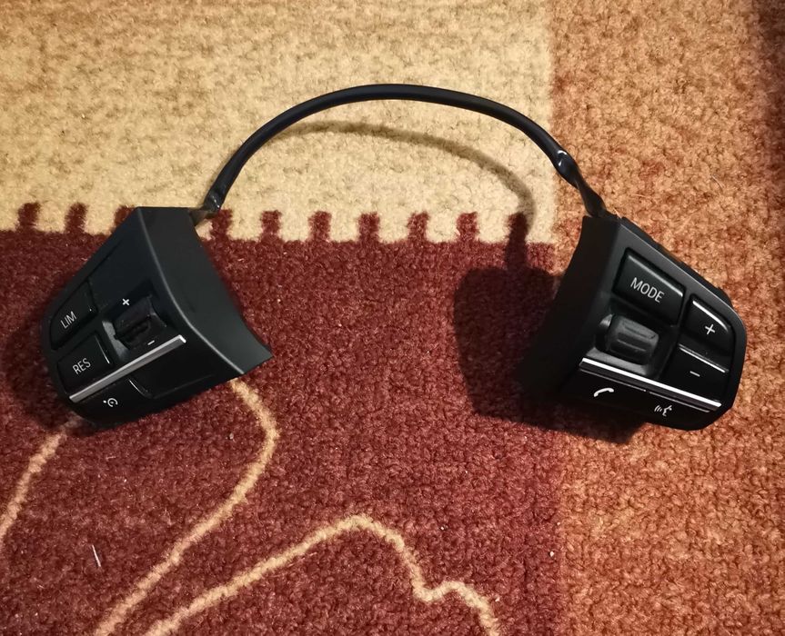 Продавам 2 броя бутони за волан за БМВ F10 F11