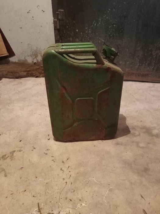Канистра и шприц.