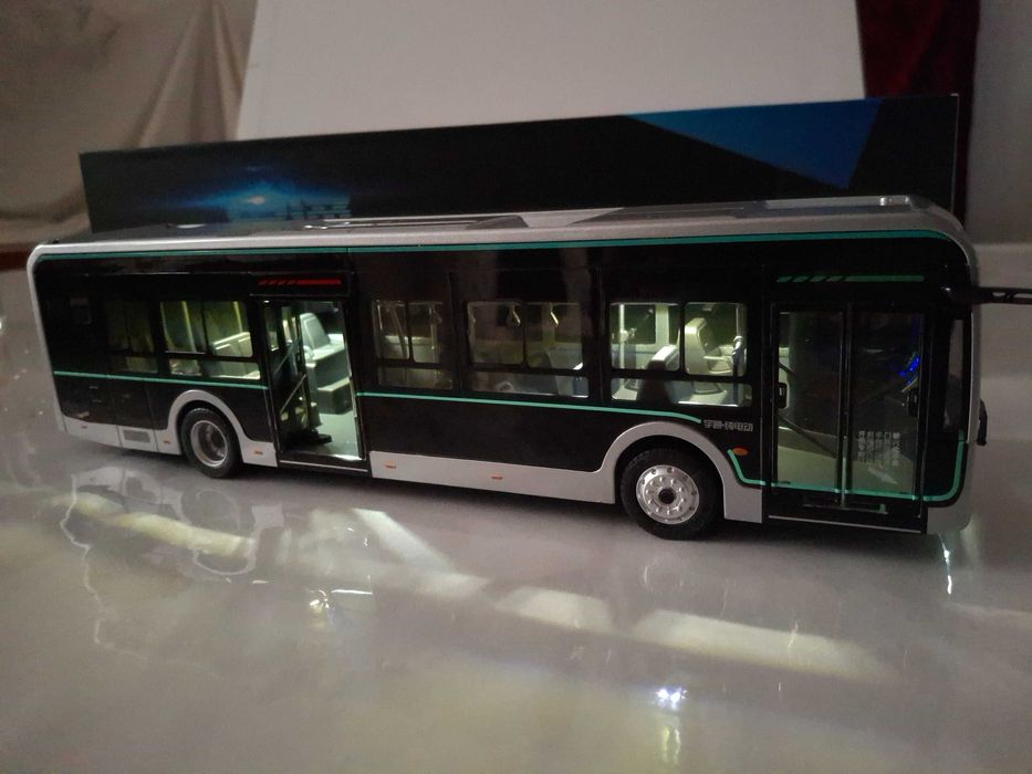 Модель автобуса Yutong U12 black King Kong 1:42