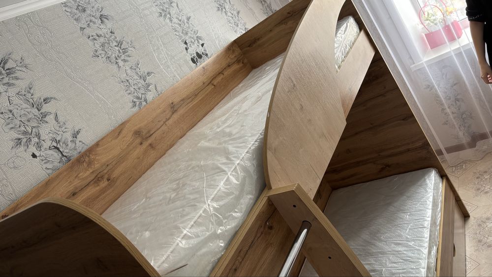 Кровать двухьярусная