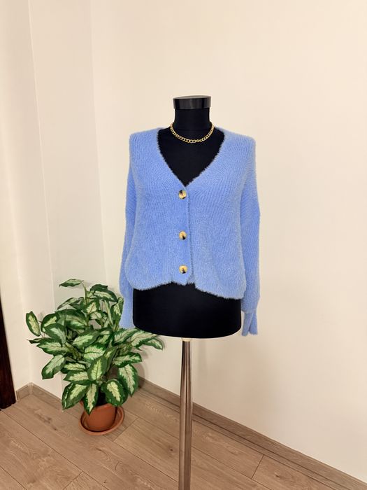 Cardigan pufos bleo cu nasturi