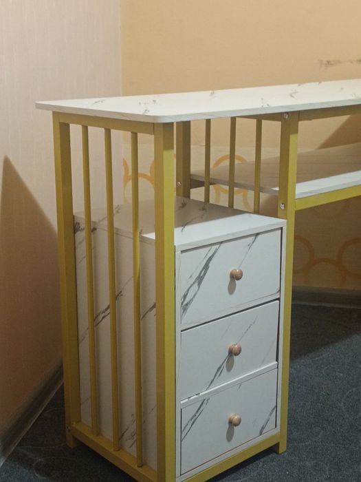 Стол для макияжа