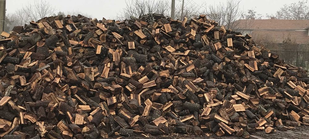 Продавам Дърва за огрев и подпалки.