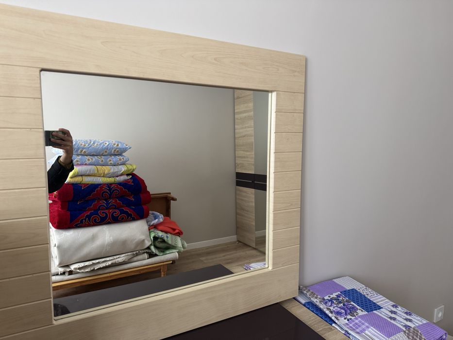 Зеркало 2 штуки.