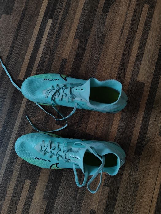 Продам футбольные бутсы