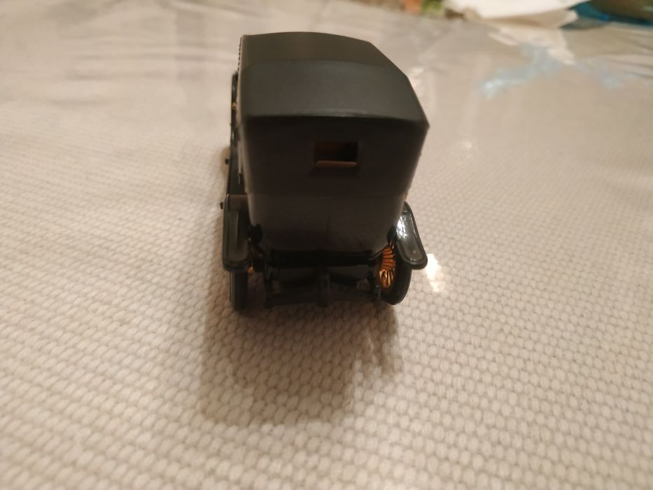 Продаю.игрушечную машинку.черного.цвета