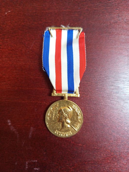 Стар позлатен медал