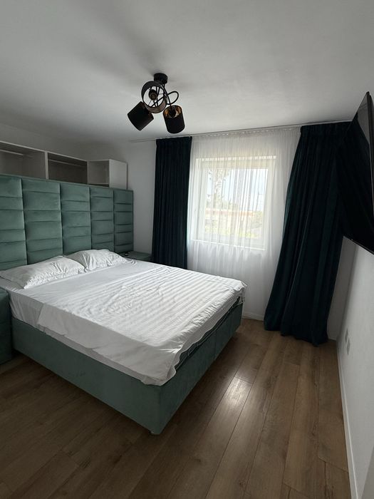 De închiriat – Jumătate de duplex modernă, cu grădină generoasă