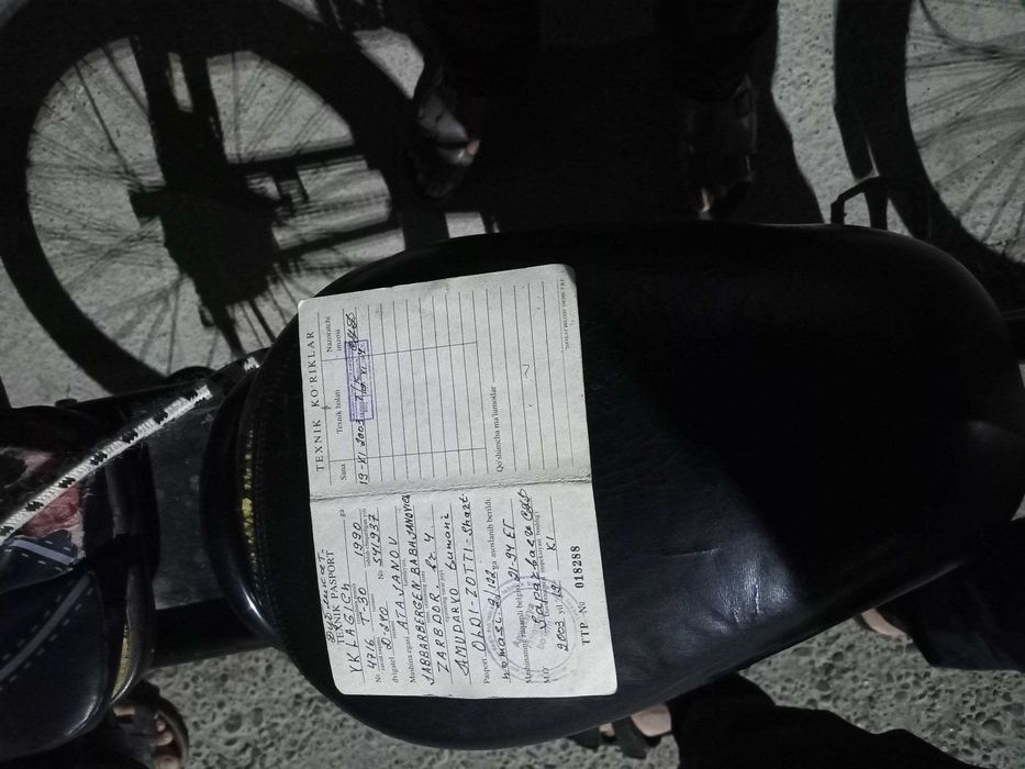 Мини-погрузчик с ковшом в рабочем состоянии