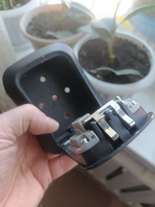 Металлический сейф для ключей.