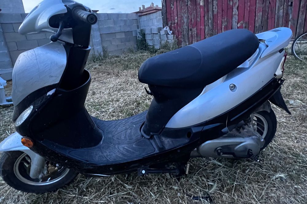 Продавам скутери белия е китайски със Suzuki 50