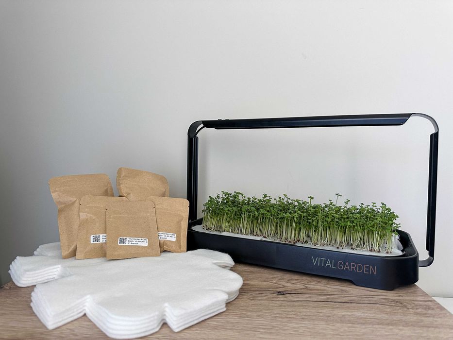Комплект за отглеждане на микрозеленчуци Vital Garden, LED 16W, 6500K, таймер 12/12ч, 7 подложки, 5 пакета семена
