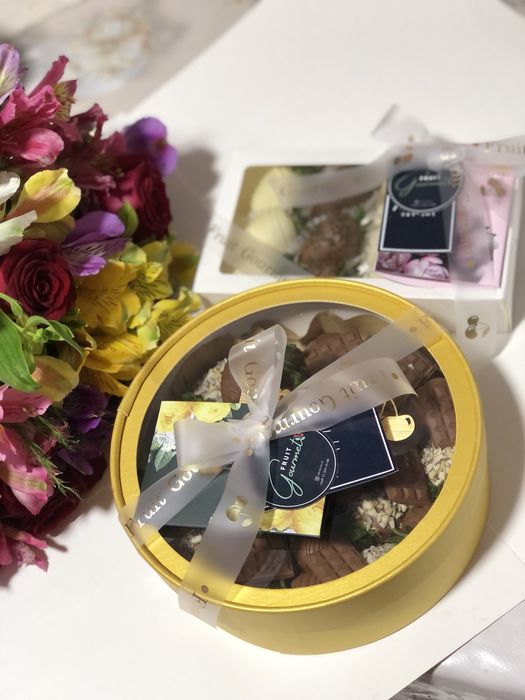 Клубника в шоколаде—не лакомство а маленькая история любви.Подарки