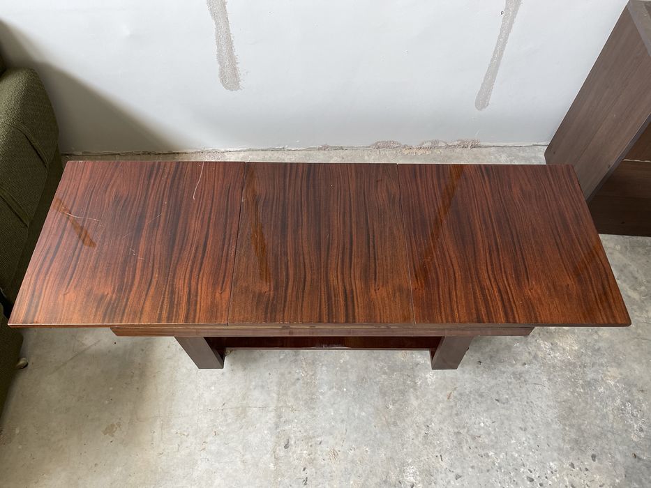 Масивна дървена маса