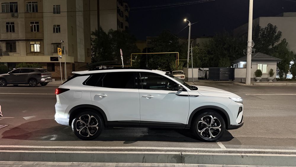 Dongfeng Aeolus Huge Mach Hybrid Passenger EV Car