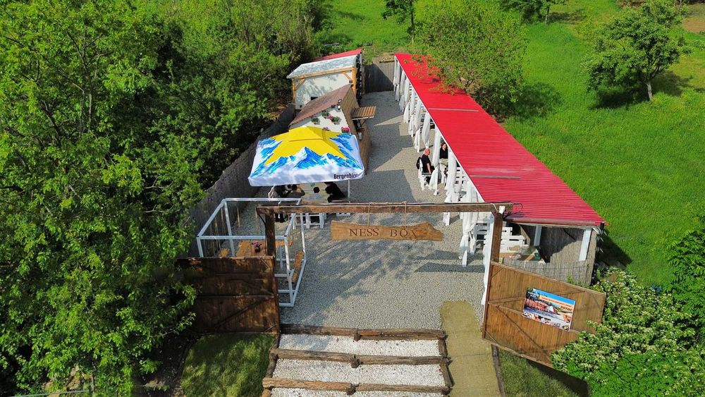 Proprietate turistică cu restaurant funcțional langă CheileNerei+teren