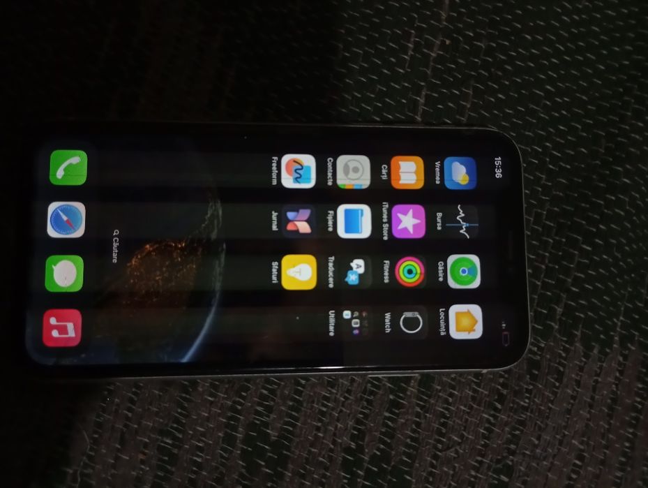 Vând iPhone XR  ( Preț negociabil sau schimb cu controller de PS4)