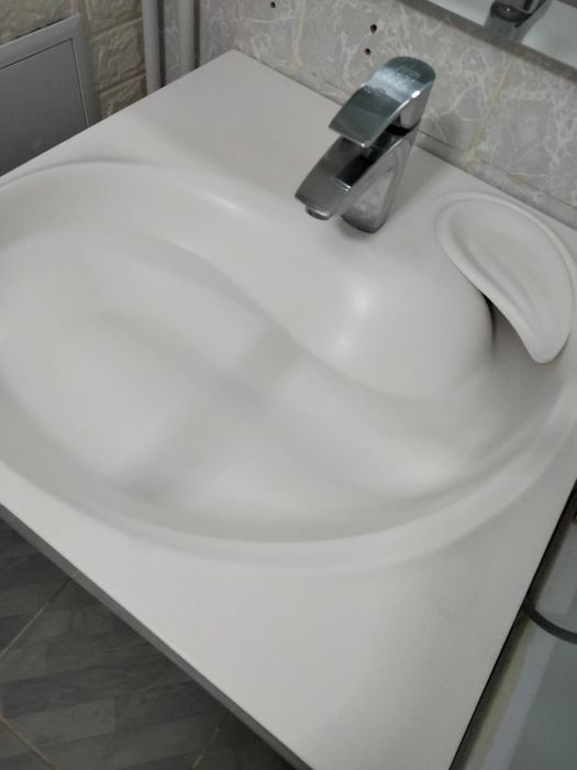 Раковина вместе с краном. Установка над автоматом