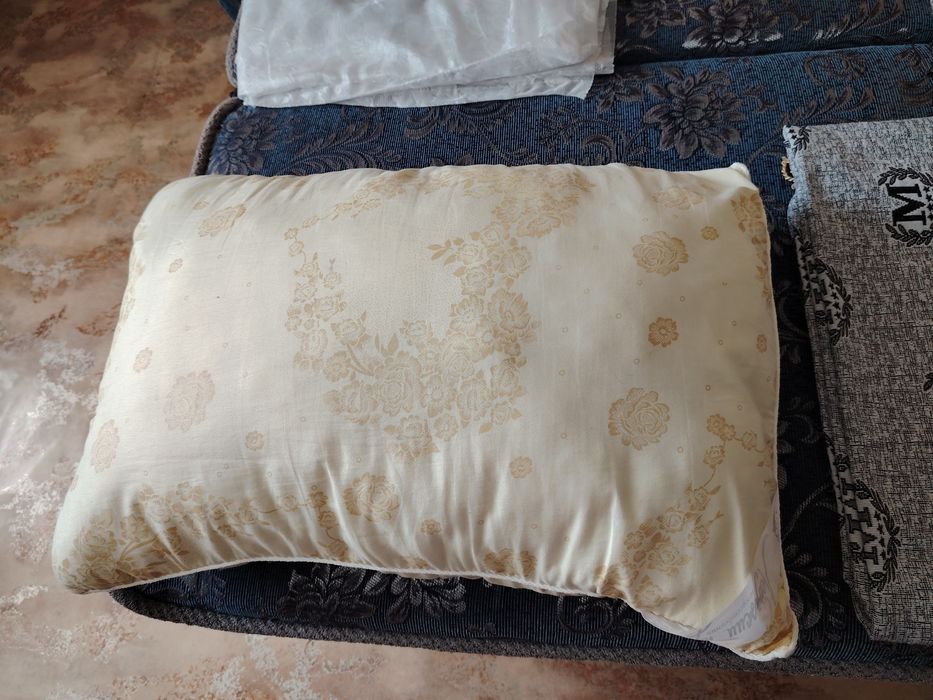 Подушка б\у на синтепоне