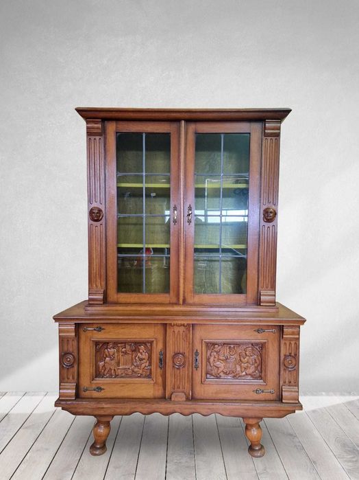 Дъбова витрина с ръчна дърворезба метален обков и цветен оловен витраж