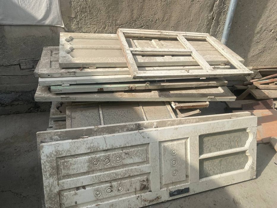 Taxta eski eshik derazalar sotilasi