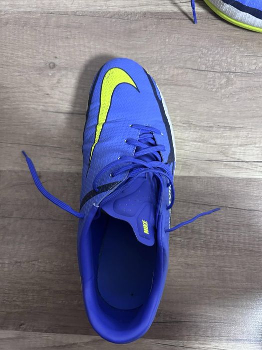 Обувки за футбол в зала “Nike”.