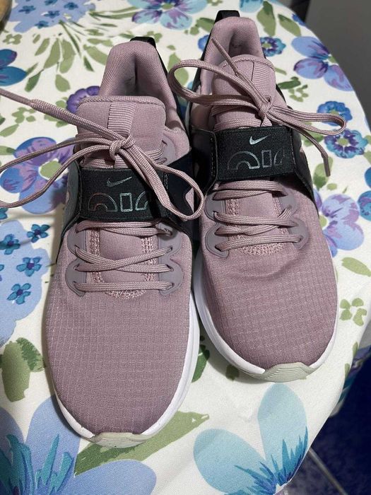 Nike primavara/vara, culoare si model deosebit, practic ca noi