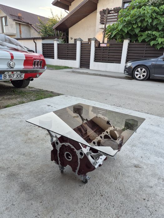 Masa de cafea, bloc motor v8