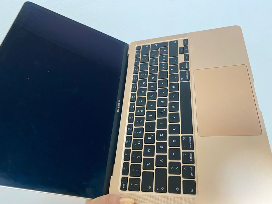 Vând MacBook Air 2020