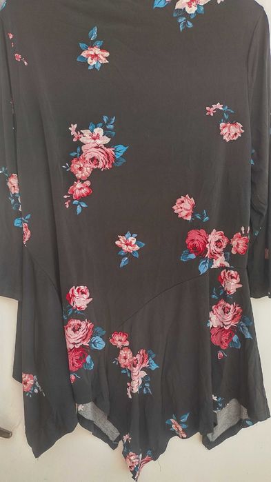 Красива туника с цветя и слънчеви очила