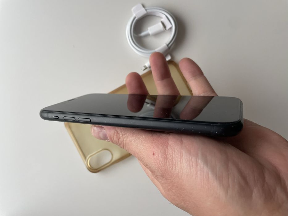 • Iphone XR •  BATERIE 92% •