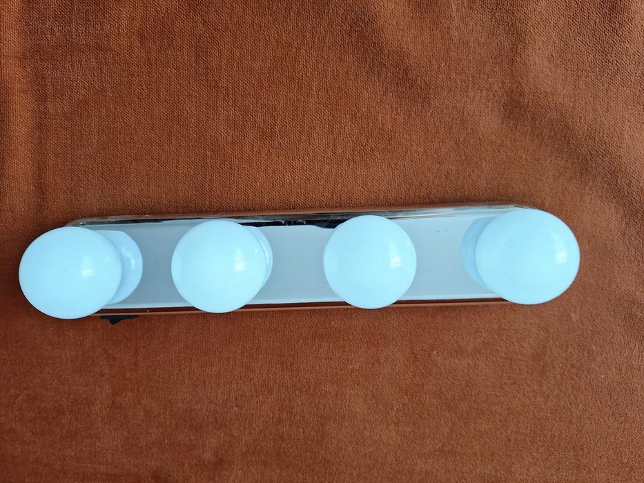 Lampa portabila pentru machiaj, 4 becuri LED, ventuze incluse