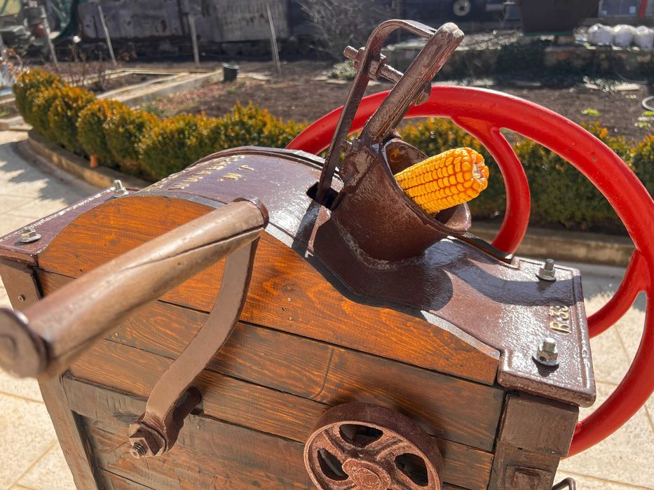 Старинна машина за ронене на царевица