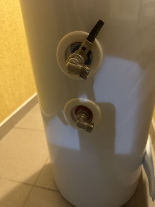 Продавам Хоризонтален бойлер Tesy  50л GCH503620A04TSR