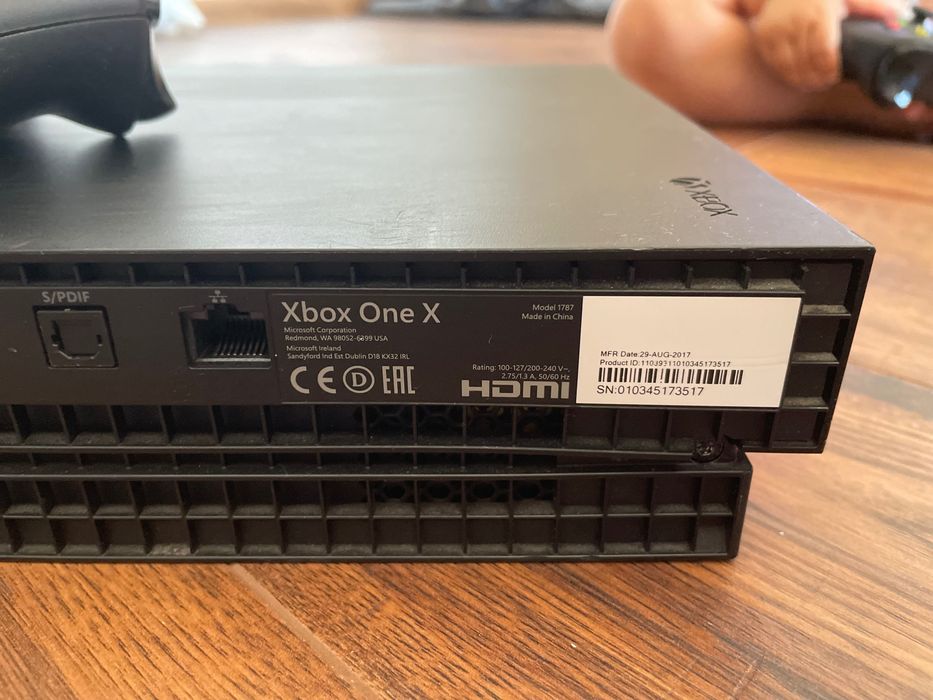 Xbox One X + 2 оригинални контролера